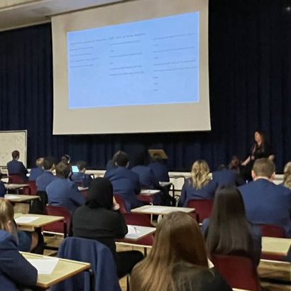 HighfieldLA's tweet photo. Proud of our year 11 pupils who chose to #BeTheirBest and #BeFocused in their English masterclass today. #LeadingMyLearning #Ambition #ShineLikeAStar https://t.co/Z8pZEsvDd2