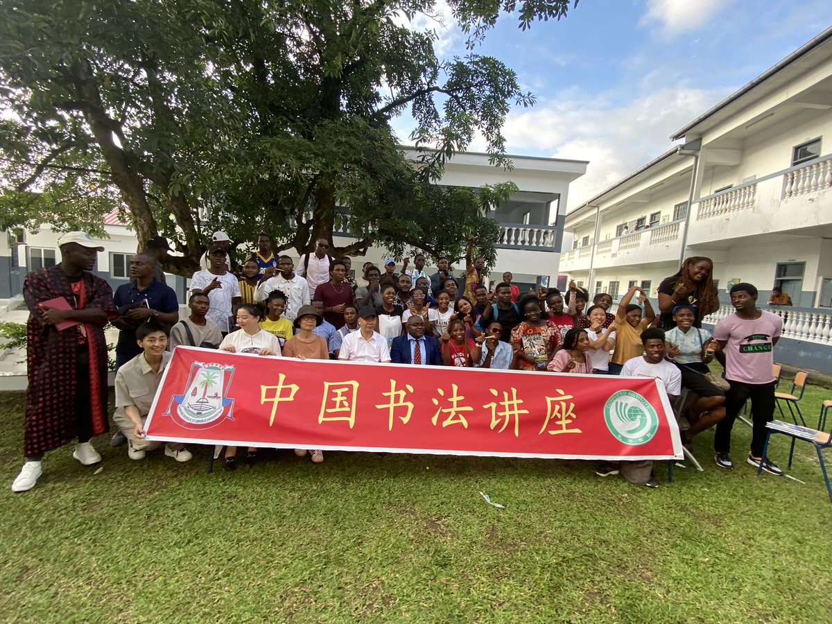 DeConfucio's tweet photo. El Instituto Confucio de la Unge organizo una conferencia sobre caligrafia china el dia 24 de noviembre. 80 personas participaron en la actividad. https://t.co/261VBN4f7g