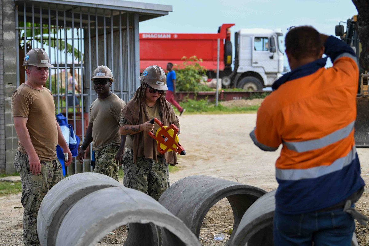 USPacificFleet's tweet image. Seabees at work in the Solomon Islands🇸🇧

U.S. Navy #Seabees lay down culverts at the National Referral Hospital in Honiara, Solomon Islands, as part of Pacific Partnership 2024-1.

📸 MC3 Justin Ontiveros

#PacificPartnership24 #AlliesPartnersFriends