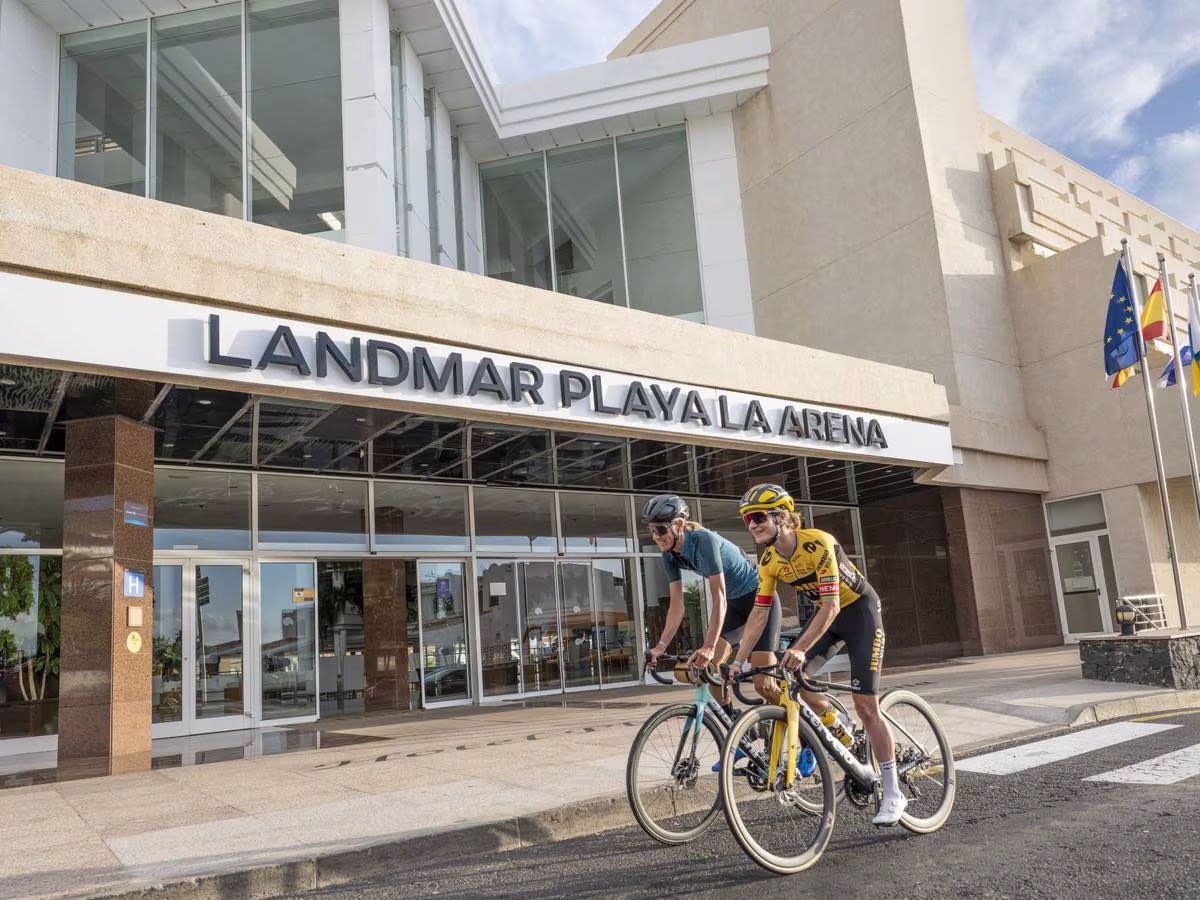 CyclingFriendly's tweet photo. 🚴♀️ Marianne Vos en Tenerife! El 29 Nov en el hotel #CyclingFriendly Landmar Playa la Arena, presentando al @AyuntamientoSDT como flamante municipio Cycling Friendly. No faltes al entrenamiento colectivo, 6 Dic! 🚴♂️ #Ciclismo #Tenerife vía @La_SER https://t.co/fU6zVeEDnu