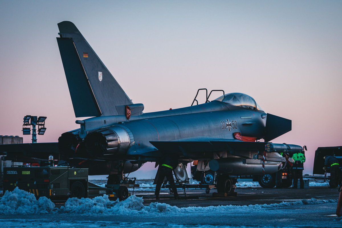Team_Luftwaffe's tweet photo. Wintereinbruch: Die Schwarzmeer-Küste war am Wochenende von einem heftigen Wintereinbruch betroffen! Unser #Eurofighter-Kontingent in 🇷🇴 steht trotzdem 24/7 zum Schutz der @NATO-Ostflanke bereit. #WeAreNATO #StrongerTogether @NATO_AIRCOM https://t.co/g4jbiLGtqn