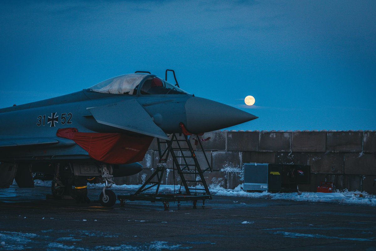 Team_Luftwaffe's tweet photo. Wintereinbruch: Die Schwarzmeer-Küste war am Wochenende von einem heftigen Wintereinbruch betroffen! Unser #Eurofighter-Kontingent in 🇷🇴 steht trotzdem 24/7 zum Schutz der @NATO-Ostflanke bereit. #WeAreNATO #StrongerTogether @NATO_AIRCOM https://t.co/g4jbiLGtqn