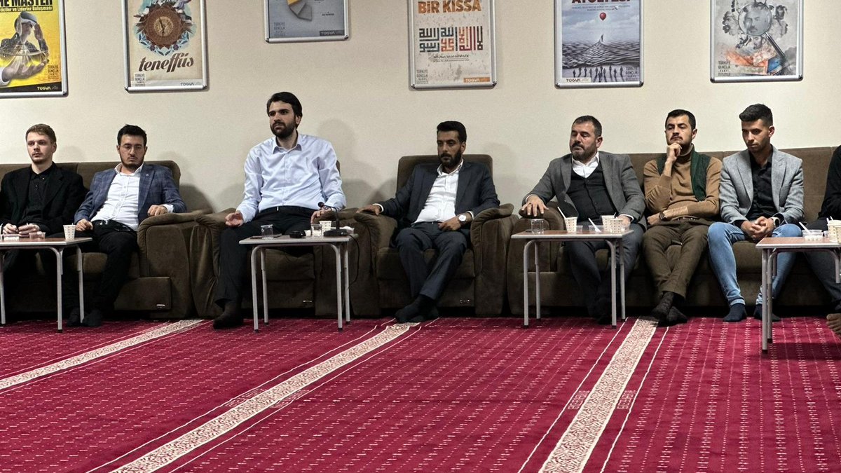 rezzakaslanli's tweet photo. Şanlı şehrimize hoş geldiniz.  
Üniversitesilerden sorumlu Genel Başkan yardımcımız Sn. @mburaksarman, Süleyman Şah Yurdumuzda Üniversiteli gençlerle  bir araya geldi. https://t.co/7pAYhgsX1T