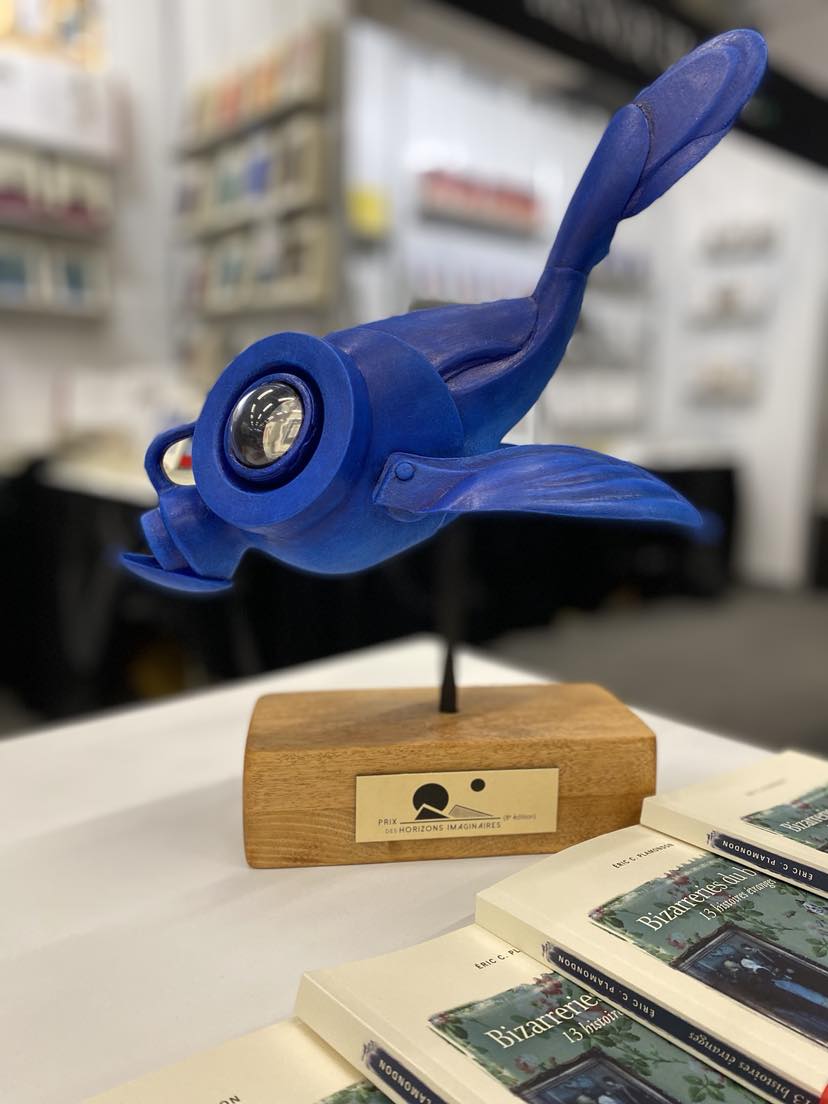 Éditions Sémaphore (@edsemaphore) on Twitter photo Le trophée remis au gagnant du Prix des Horizons imaginaires est une œuvre de Karl Dupéré-Richer faite de matériaux recyclés.
Le recueil de nouvelles "Bizarreries du banal" a été cette année le choix des collégiens. Bravo, <a href="/EricCPlamondon/">Eric C Plamondon</a>! Le trophée remis au gagnant du Prix des Horizons imaginaires est une œuvre de Karl Dupéré-Richer faite de matériaux recyclés.
Le recueil de nouvelles "Bizarreries du banal" a été cette année le choix des collégiens. Bravo, <a href="/EricCPlamondon/">Eric C Plamondon</a>!