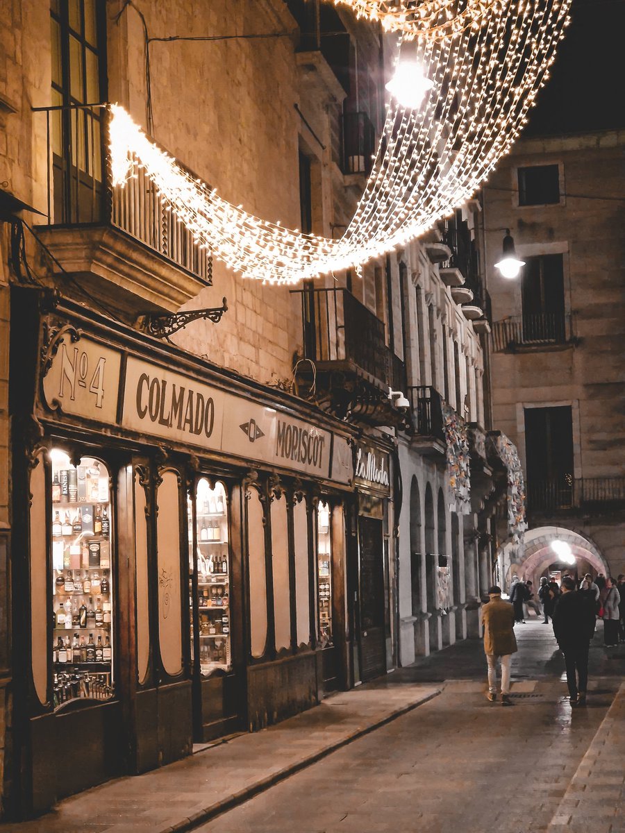 Christmas mode on... 📍Girona 🎄 #Girona #Gironaemociona #christmas #Christmas2023 #Nadal #incostabrava #turismegirones @turisme_gi @turismegirones @costabrava