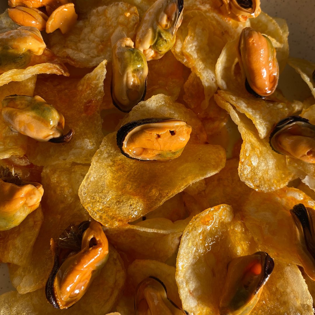 ¡Hora del picoteo! Comienza la semana con este aperitivo crujiente y delicioso 🤤😍
¿Qué nos decís de la pinta que tienen nuestras patatas clásicas con mejillones en escabeche? ¡una mezcla de sabores y texturas que volará en mesa!
#ElFogónReal #patatasclásicas #patatas #aperitivo