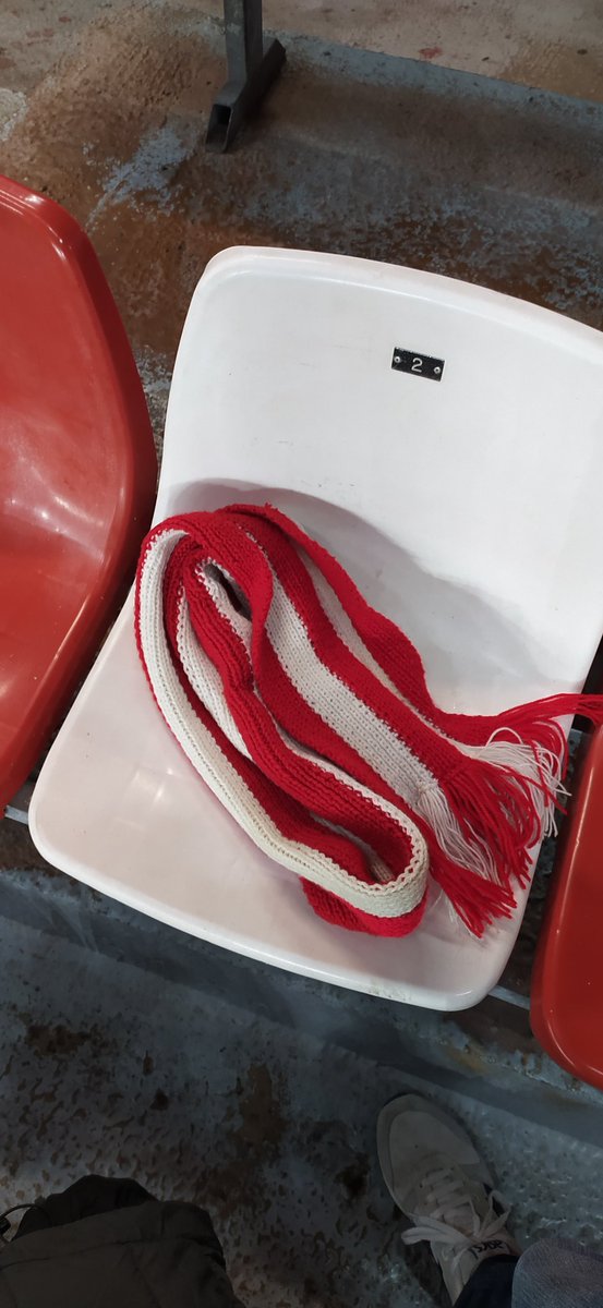 Papá,aunque el sábado nos dejaste,en tu asiento está la bufanda que te tejió mamá hace 45 años.El tu fiu y la tu nieta hoy van a gritar por ellos y por ti.Donde estés,gracias por meterme este veneno rojiblanco en las venas.