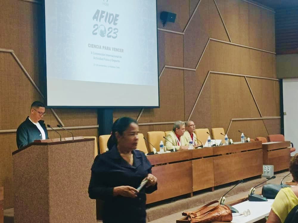 🔖🔬En esta primera jornada de AFIDE 2023, da inicio el II Simposio Internacional de Ciencia y Deporte.

👨🏻‍🏫Con la participación del @cidc_cuba cómo institución rectora del mismo, se abordan temáticas relacionadas al desarrollo de la #Ciencia en función del #Deporte.

#afide2023