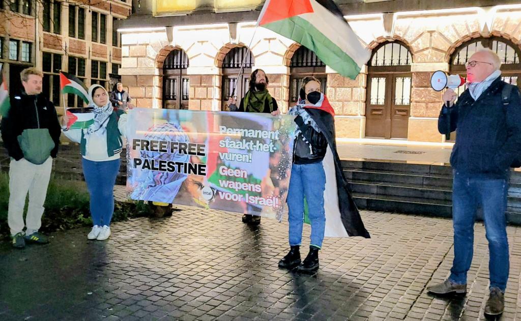 peter_mertens's tweet photo. Actie aan de Antwerpse gemeenteraad tegen mogelijke wapentransporten door de haven naar Israël.

Wij hebben vanavond een interpellatie daarover op #gemrA geagendeerd. 

Wapentransport toelaten is onwettig. Het is in strijd met het VN-wapenhandelsverdrag dat België ondertekende. https://t.co/rjXnBCSdb9