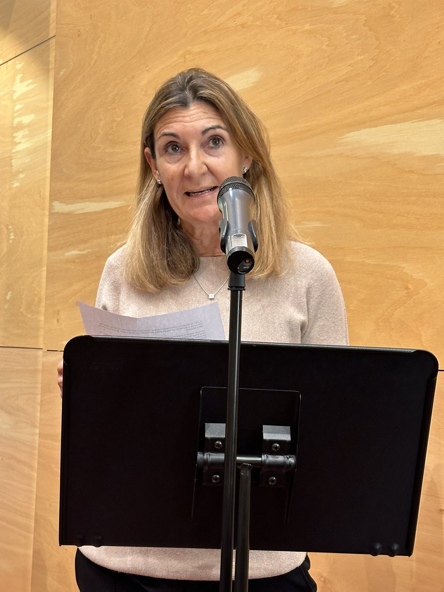 EnComuBDN's tweet photo. Avui hem presentat una moció per "adherir-nos a la ILP per garantir el mínim del 6% del PIB català per a educació", de la ma de @ccoocatalunya i aprovada per unanimitat a #Badalona. 
Gràcies @Lourdesazon per defensar-la amb nosaltres. #PleBDN https://t.co/SBndXz2qV2