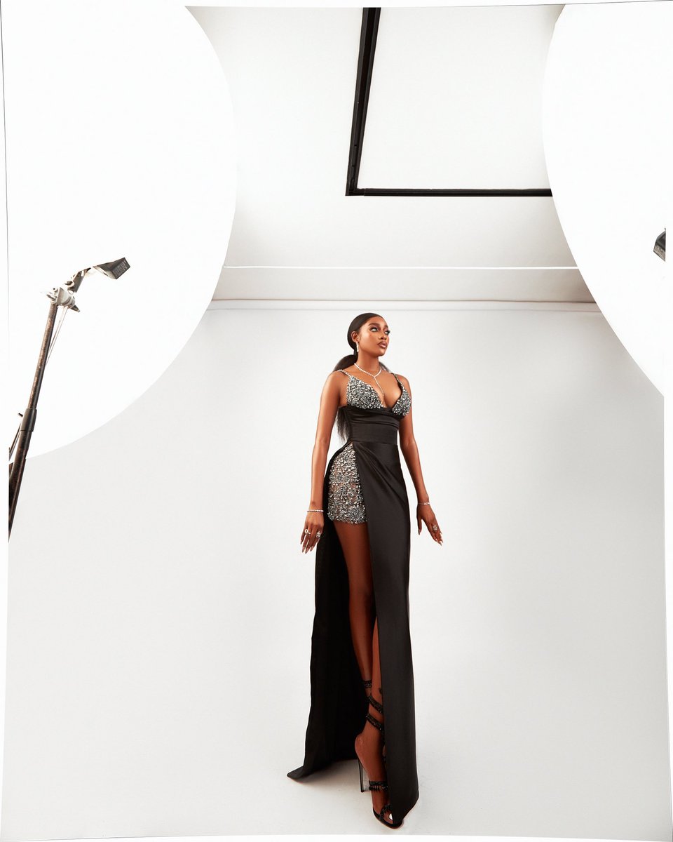 beautyetukura's tweet photo. Standing TALL 🖤✨✨✨ 
Accessories @bozjewelry 
#BeautyTukura https://t.co/U6VOVT0fjc
