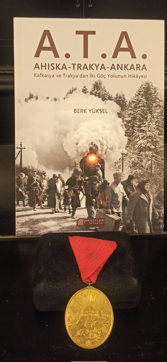 Handan_K_Y_'s tweet photo. Berk Yüksel'in  10. Kitabı A.T.A. Ahıska-Trakya-Ankara
"Muhacirler kaybedilmiş toprakların aziz hatıralarıdırlar" 
M.K. Atatürk
@ABRAKSAS
@akilcelenkitaplar
Tüm kitapçılarda
#kitap #RomansSurIsere #yenibaskı #kitapönerisi  #ahıska #trakya #ankara #muhacir #ata #göç #yolculuk https://t.co/eHE2tVGeN8