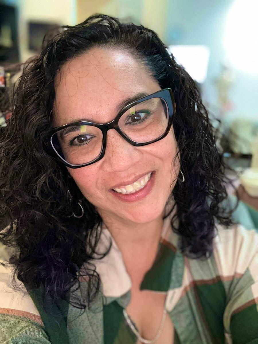 Lucyfurs's tweet photo. Whoa I’m having a frizzy hair day. 
My fro is huge today 😆
It’s what I get for not putting all my product in because I didn’t want to be late. 
#BigAssHair
#CurlyHairIssues https://t.co/jydXWVO8m4