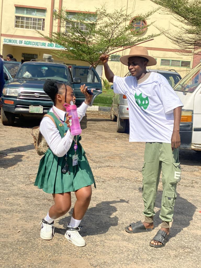 tobi_bayom's tweet image. "Back to school"
Me as music teacher 🤠:

@Semi_loore12 stand well collect cane. How you no go sabi difference between G-clef and F-clef 😂

@ClassInvicta @futa_tv @FutaBro @BrymOlawale
#BacktoSchool #ClassInvicta #classinfinitus #futaclass22