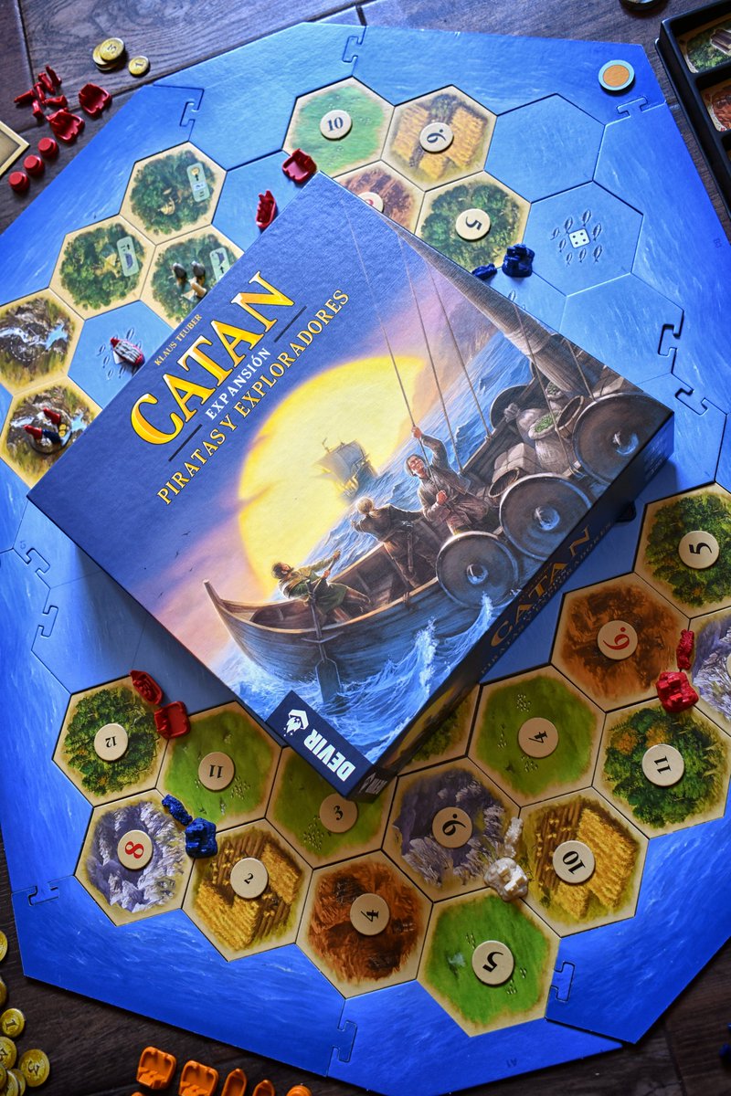 DevirArgentina's tweet photo. Embarcate en una nueva aventura con la expansión Piratas y Exploradores de #Catan🏴☠️ Si ya sos fanático de Catan y buscas expandir tus horizontes de juego, esta es la elección perfecta ¿Listo para llevar tus partidas a un nuevo nivel? #juegosdemesa #devir #devirargentina https://t.co/q06FuVDDXX