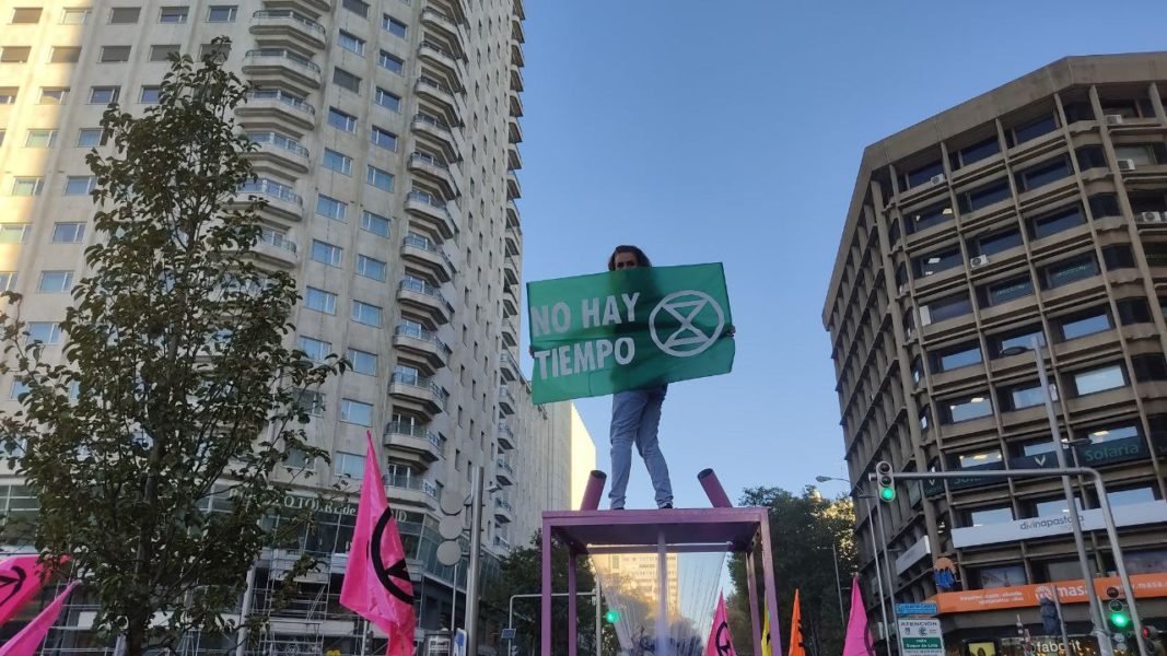 JuanBordera's tweet photo. No tengo palabras para decir cómo me siento con esta barbaridad.

En Senegal han detenido a Coline Fay por participar en una manifestación pacífica, la acusación es de cadena perpetua.

El gobierno francés guarda un silencio cómplice. Coline es una persona maravillosa
#FreeColine https://t.co/gAYCQiAx2i