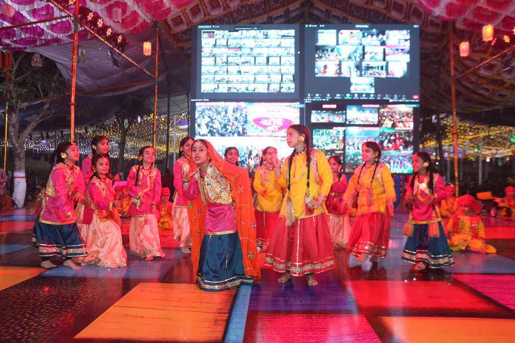 DSSNewsUpdates's tweet photo. The dance performances at MSG Bhandara are a mesmerizing blend of tradition and contemporary expression, captivating the hearts of the audience.
#MSGBhandara #MSGIncarnationDay #DeraSachaSauda https://t.co/RBhpr5zNYw