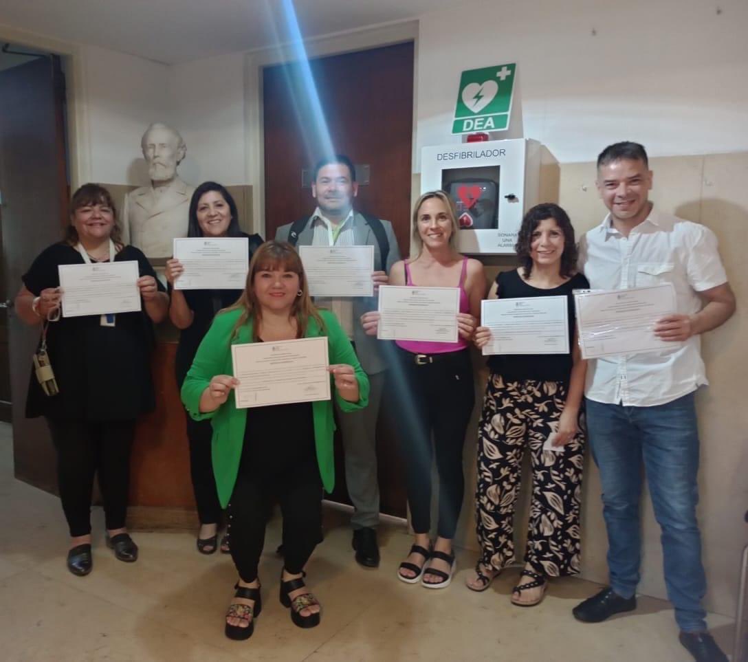 ElCruceHospital's tweet photo. 🏥Una enfermería de calidad 

👏Felicitaciones a los y las enfermeras del equipo del HEC que hoy obtuvieron el título de “especialistas de enfermería en la atención del paciente crítico pediátrico y de adultos”. El mismo es otorgado por el @msalnacion 

#enfermeriadecalidad https://t.co/I8GEvg72v5