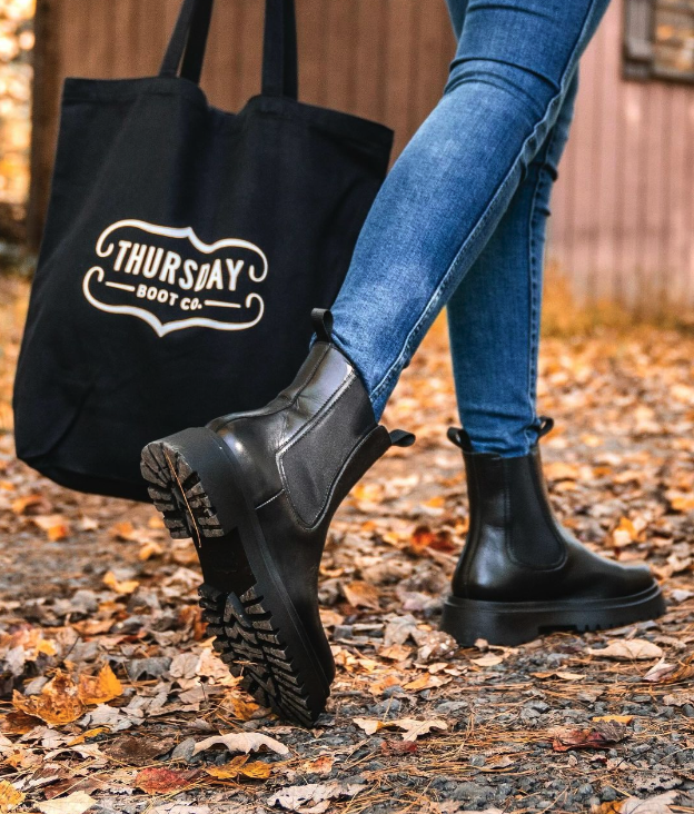 There’s Something About A Platform…🤩.
📸 @ishgarrido
#ThursdayBoots #BootSeason
#BlackFriday #CyberMonday
#ChelseaBoots #PlatformBoots