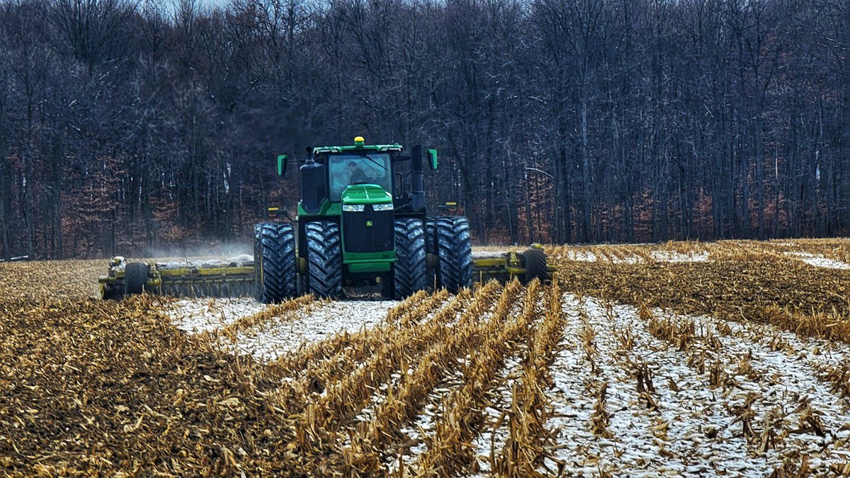 TomFarms's tweet photo. #TATF
Our #TillageTeam has been doing a incredible job this year.
This #Degelman is great for fall residue, levels ruts, & takes care of clods making a perfect seed bed.
Our tillage team consists of our #H2A team, they head home soon to #SouthAfrica & ready to wrap! https://t.co/WH6khjOH7E