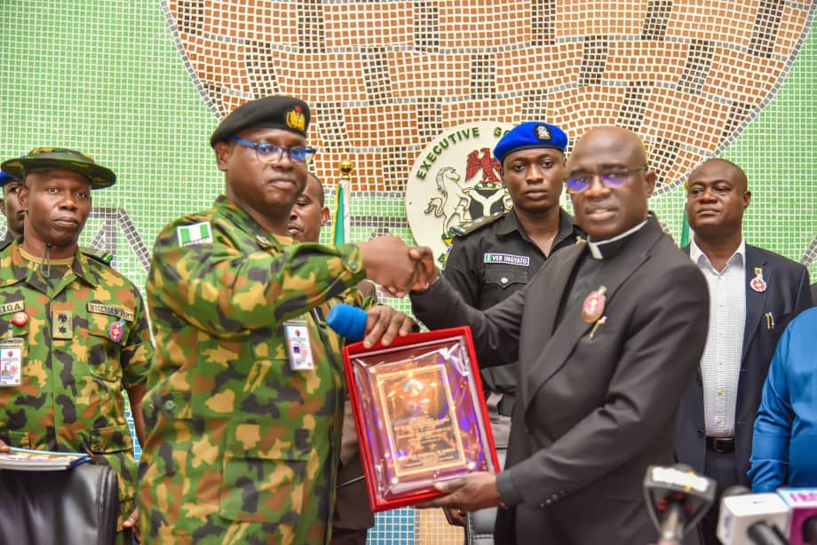 HyacinthAlia's tweet photo. Today, I had the honour of welcoming Senior Course 46 Students of the Armed Forces Command and Staff College, Jaji, in Benue State, as they embark on a study tour in our dear state.

This venture presents an unparalleled opportunity for academic enrichment, offering a comprehensive insight into the multifaceted strategies employed by our government to address contemporary internal security challenges.

I would like to extend my deepest appreciation to the Armed Forces Command and Staff College for choosing Benue State as the destination for this insightful learning endeavour.