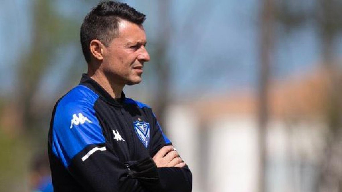 elshowdevelez's tweet photo. ❌ NO SIGUE
💬 "Hasta acá llegué, lo di todo. Estos dos años tuvieron mucha carga. Hablé con Fabián #Berlanga y me mostré tal cual soy. Ojalá tenga una gran gestión y que #Vélez sea protagonista como lo desea la gente", así Christian #Bassedas confirmó su salida en @DSports. https://t.co/haVNhISbub