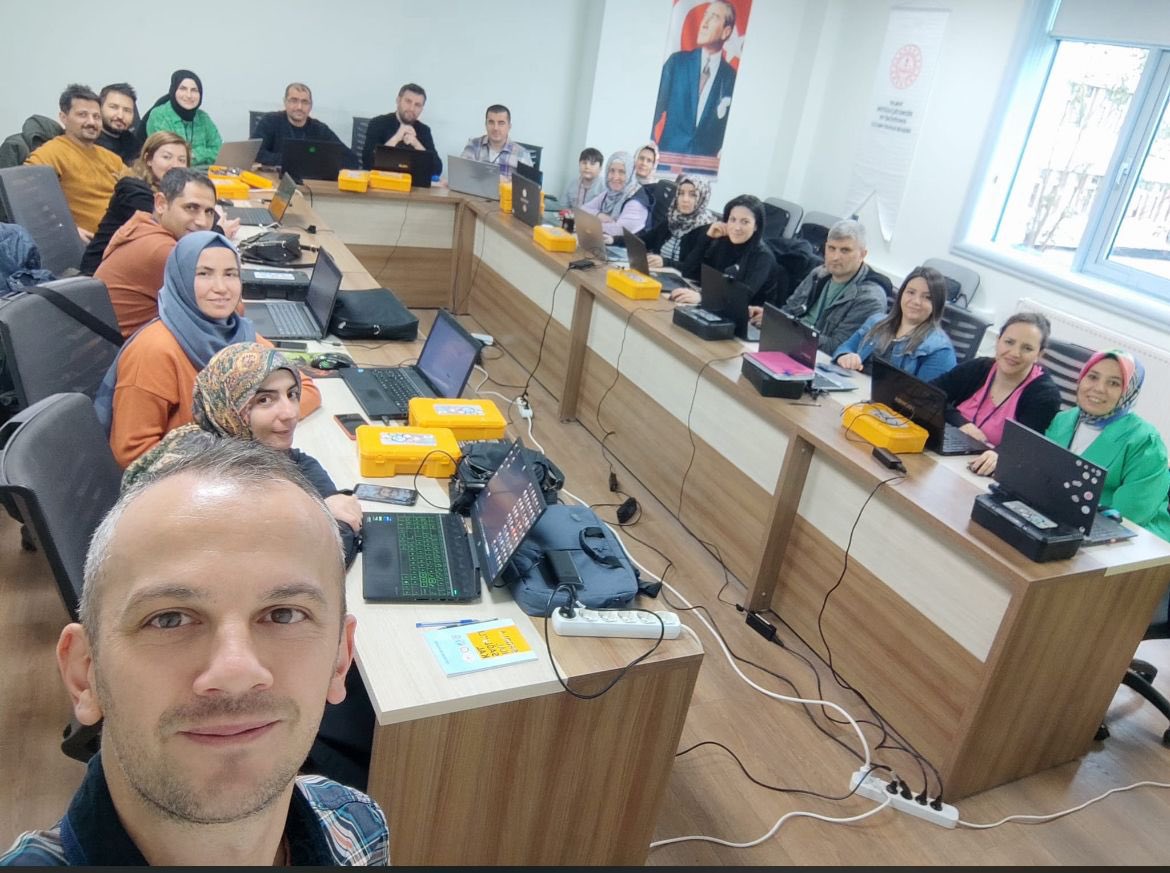 dogm_arge's tweet photo. Iğdır'dan Balıkesir'e , Sinop'tan Hatay'a 
ülkemizin dört bir tarafına yansıyacak olacak Feyza Projesi Eğitici Eğitimleri ile   öğrencilerimiz
#yapayzeka odaklı çalışmalar ile tanışacak. 🎯
 #feyzaprojesi eğitimi 4 farklı  sınıf grubu ile başladı.✅

@drahmetisleyen
@yilmaznazif https://t.co/5yBsZBneSM