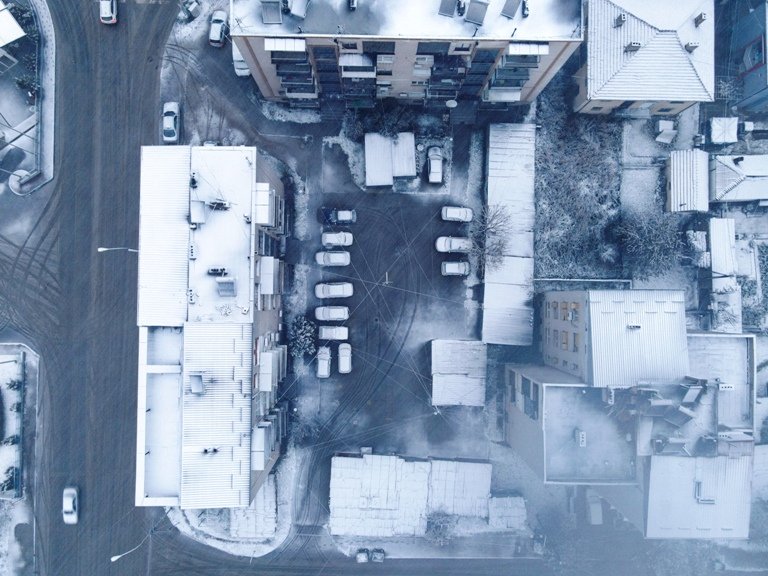 "Прилеп од една поинаква снежна перспектива."

* Real feel: нешто помеѓу зомби апокалипса, нуклеарна катастрофа и стаза од кантер.