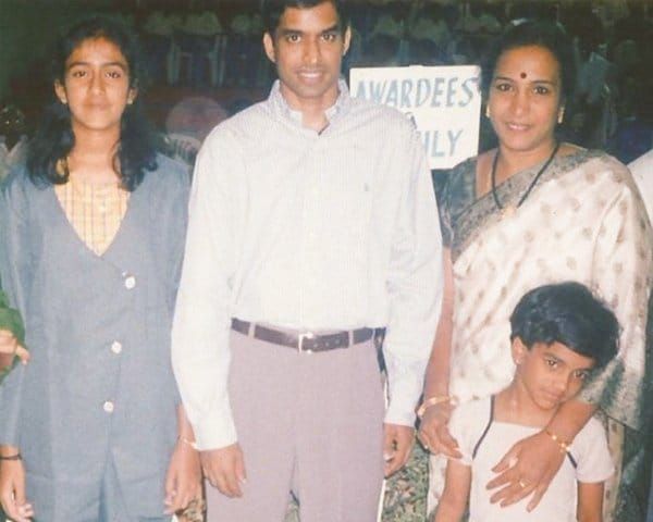 'I always saw the talent in her, even at the young age of eight. And through the years, despite being so young, she has always repaid my faith in her.' - #PullelaGopichand on #PVSindhu   

Little PV Sindhu with her mother, sister and legendary coach Gopichand. 👇