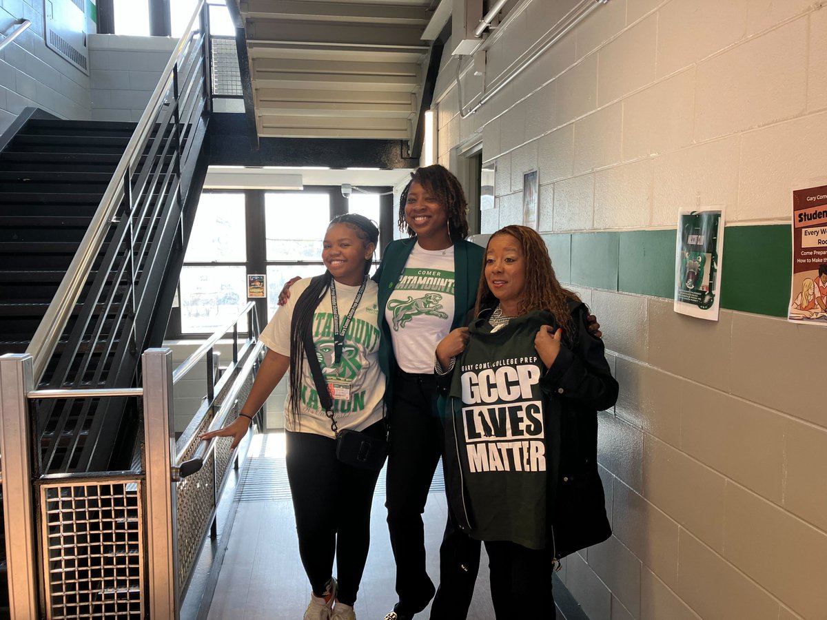 BeNobleSchools's tweet photo. Thank you to IL State Representative Kimberly DuBuclet @Kim4Water for visiting @BeNobleGCCP! 💚 We hope you enjoyed your tour, and we hope to see you again soon! 😊

#GovernmentandCommunityAffairs #BeNoble https://t.co/QhUUXexdCt