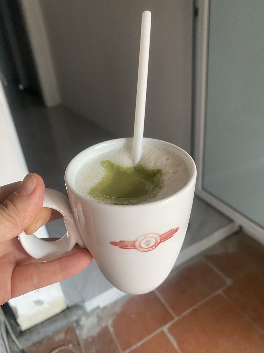 Trangxingg's tweet photo. Hôm nay em bé đổi gió uống matcha coco latte 🤪 https://t.co/81B4X3g48e