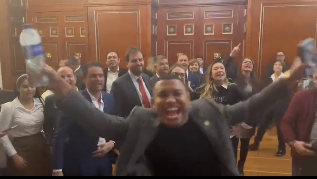 QUÉ ASCO! Que senadoras supuestamente progresistas estén celebrando junto a la EXTREMA DERECHA el saboteo de un debate sobre la salud. O sea, están celebrando la cobardía de no ser capaces de debatir algo tan importante como es la salud de los colombianos.

PUTO ASCO!