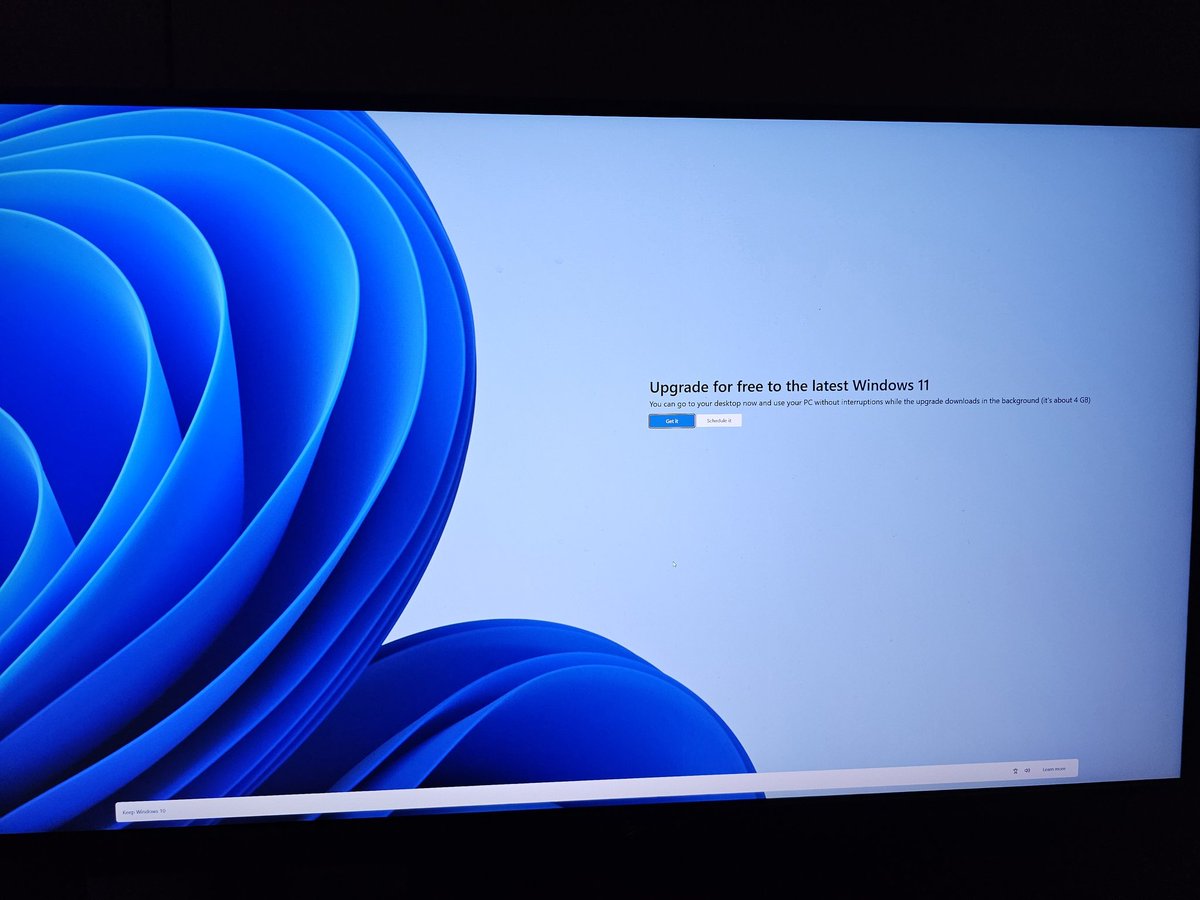XeroCreator's tweet image. How does #microsoft still not understand how ridiculous pushing this SO HARD is?!
They go so far to make 'don't upgrade' the smallest thing on the screen. 
#idontwantit #stopalready