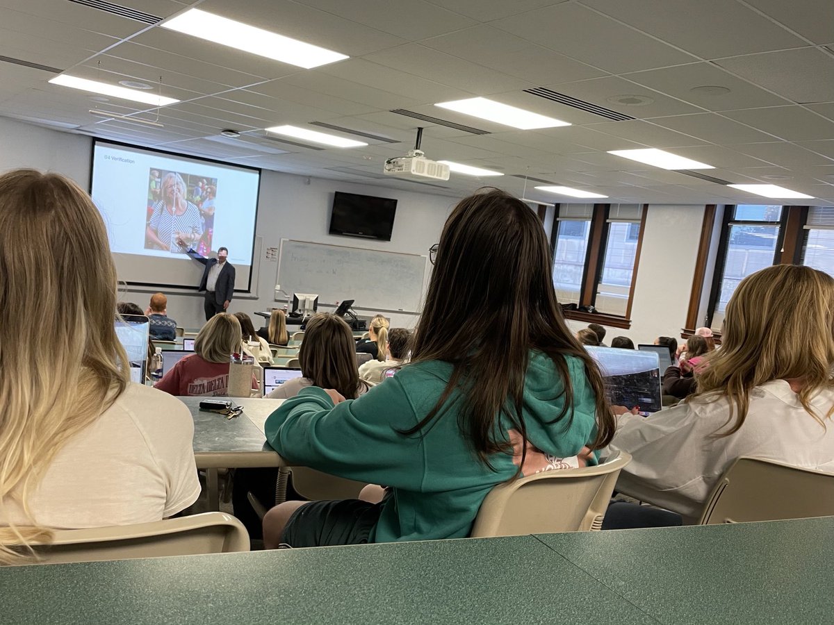 GinaHShelton's tweet photo. ⁦@danielpetty⁩ was terrific with ⁦@uarkjournalism⁩ students ⁦@spj_tweets⁩ https://t.co/oBSFba8n8M