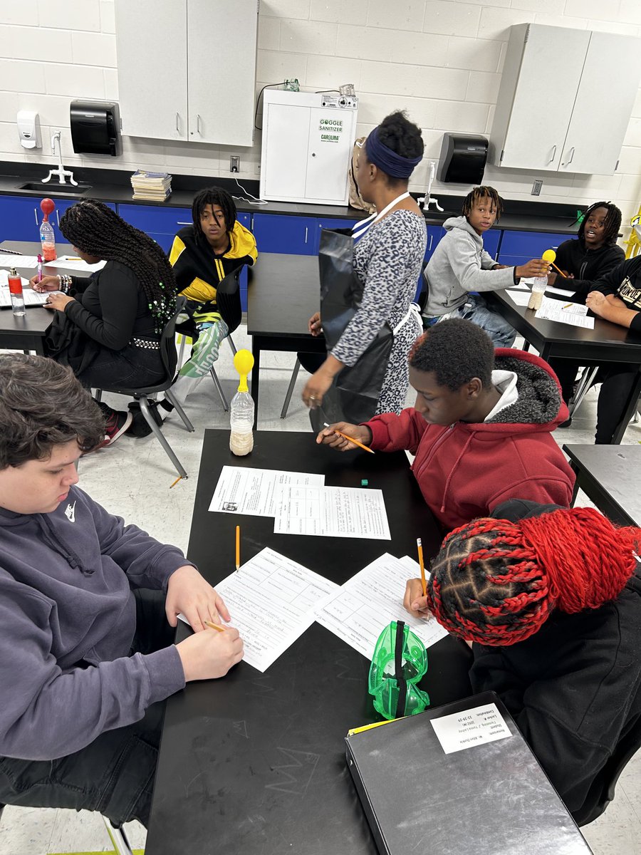 Ms. Wallace and I enjoyed teaching together today. The students LOVED investigating factors that affect cellular respiration of yeast. Seeing the process in action amazed them. ⁦@PaisleyMagnet⁩ #wedosciencewell ⁦@WSFCS_Science⁩