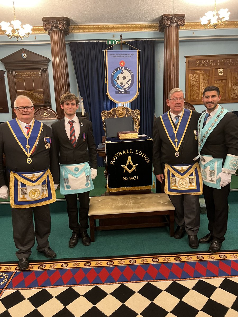 deltabravo07's tweet photo. @HantsMason @HantsMasonSC Great evening once again with the team from the Football Lodge No 9921. The WM, WBro Chris Onoufriou Jnr (far right)led his team from the front. Great work from everyone. Congratulations to Bro Pavell on taking his second step. https://t.co/b1BRALP1me