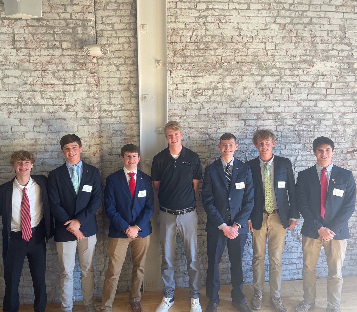 stxtigers's tweet image. Members of the Xavier Scholars Program pose with Dan Ratterman '11, Chief Financial Officer of Shady Rays. The group attended a recent Venture Connectors lunch to hear keynote speakers Dan and his brother Chris Ratterman '04, Founder and CEO of Shady Rays share their @shadyrays…