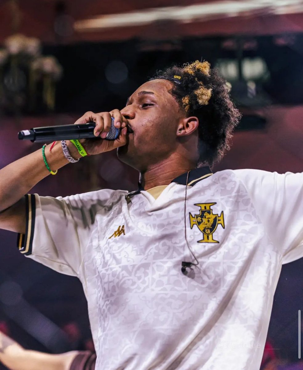 Esse é Kroy, o Mc que acaba de ser campeão estadual por São Paulo e vai representar o estado no Duelo Nacional.

Quem acompanha o mundo das batalhas de rima sabe que o Kroy é muito Vasco. Rodou as maiores batalhas e desafiou os melhores com a cruz no peito.

Parabéns,