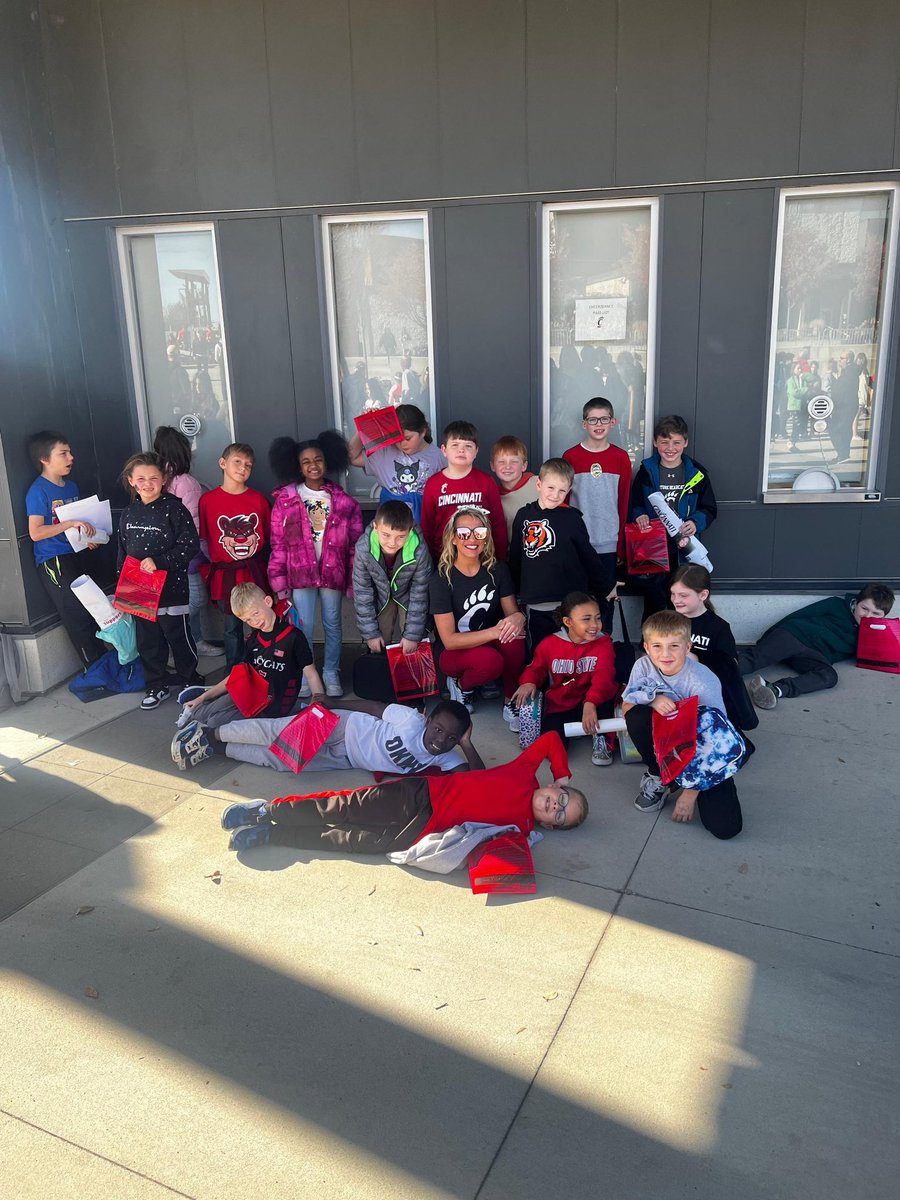 MrsEGrade3's tweet photo. Thank you @uofcincy and @GoBearcatsWBB for a great day of learning and athletics ❤️🏀🐍 We had the best #thirdgrade day! #readingelem #futurebearcats https://t.co/3qbM78VmTm