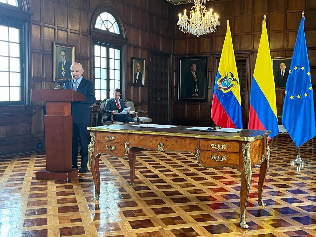 CancilleriaEc's tweet photo. El Acuerdo establece un proceso único de control migratorio y registro de los respectivos nacionales en tránsito binacional denominado #OneStopControl, el cual fortalece la infraestructura para garantizar una ágil y eficaz circulación de personas con un alto nivel de seguridad. https://t.co/6fokadMGT6