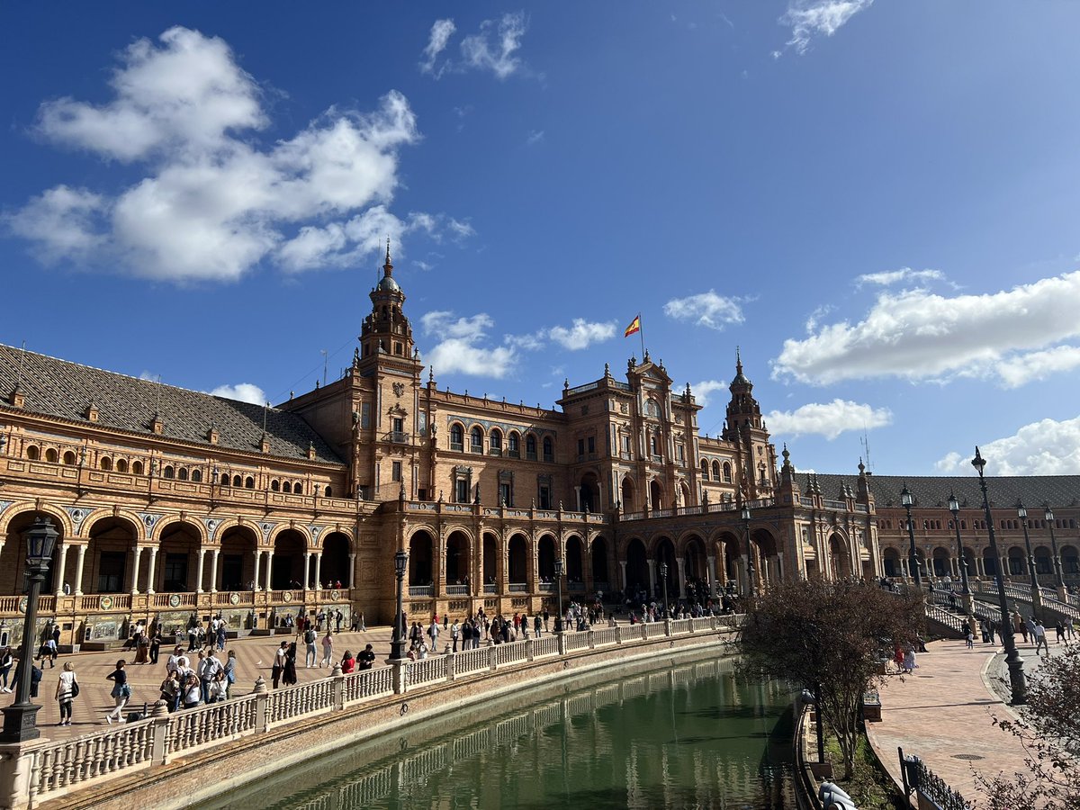 2DrewDrew's tweet photo. 📍Sevilla, Spain 

#BJKCup | #WorldCupOfTennis https://t.co/JzSRRNVXJT