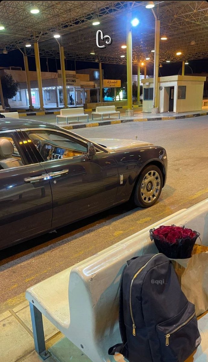 يقولون من جاور الورد تَورَّد تجاورني؟.