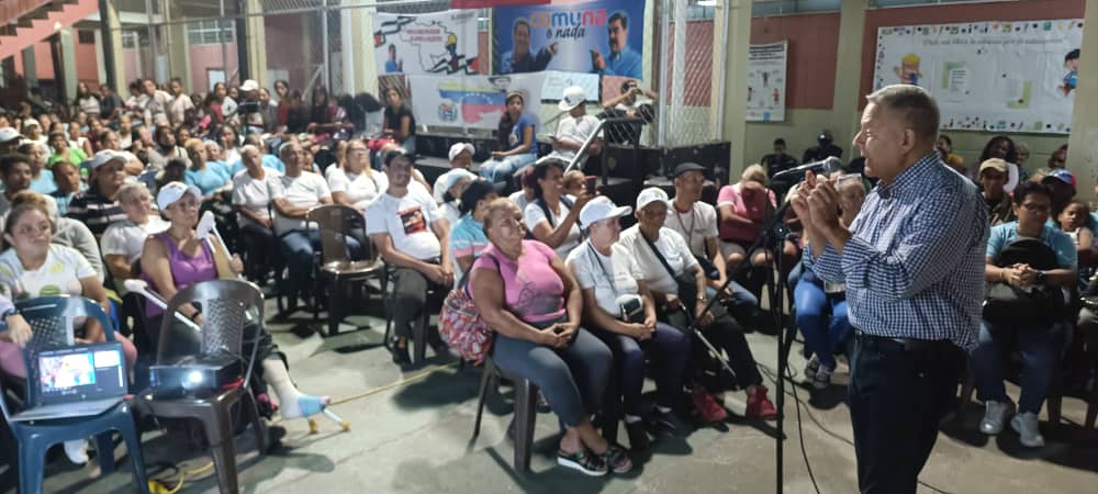 Vecinos del Barrio Bolívar, unidos en una asamblea, donde estuve con mi esposa @GabrielaEsSucre y les hablamos sobre la historia del Esequibo y del compromiso que tenemos los venezolanos de participar en el Referéndum por nuestro territorio y sus recursos. #DefiendeElEsequibo