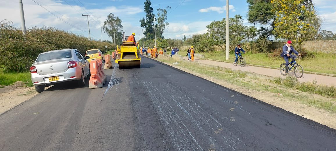 ICCUGOB's tweet photo. Completamos un total de 7.443 metros lineales de mezcla asfáltica instalada en la vía El Corzo - Bojacá, un proyecto del #Plan500 en el que destinamos $10.000 millones. Esta semana avanzamos con actividades de pavimentación entre los K0+000 y K1+100. 
#AsíVaElPlan500 https://t.co/xUVcw3tteM
