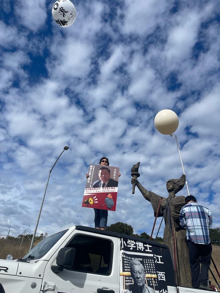 freelawergao's tweet photo. 寻找高智晟，对于习近平窜访旧金山，耿和女士与众多民主同道一起，坚持发声，追问被中共绑架六年的高智晟在哪里，同时在天空放气球挂横幅，让习近平的丑恶嘴脸暴露在全世界正义的人们面前。 https://t.co/rHe6bqMsnw