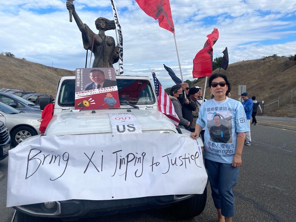 freelawergao's tweet photo. 寻找高智晟，对于习近平窜访旧金山，耿和女士与众多民主同道一起，坚持发声，追问被中共绑架六年的高智晟在哪里，同时在天空放气球挂横幅，让习近平的丑恶嘴脸暴露在全世界正义的人们面前。 https://t.co/rHe6bqMsnw