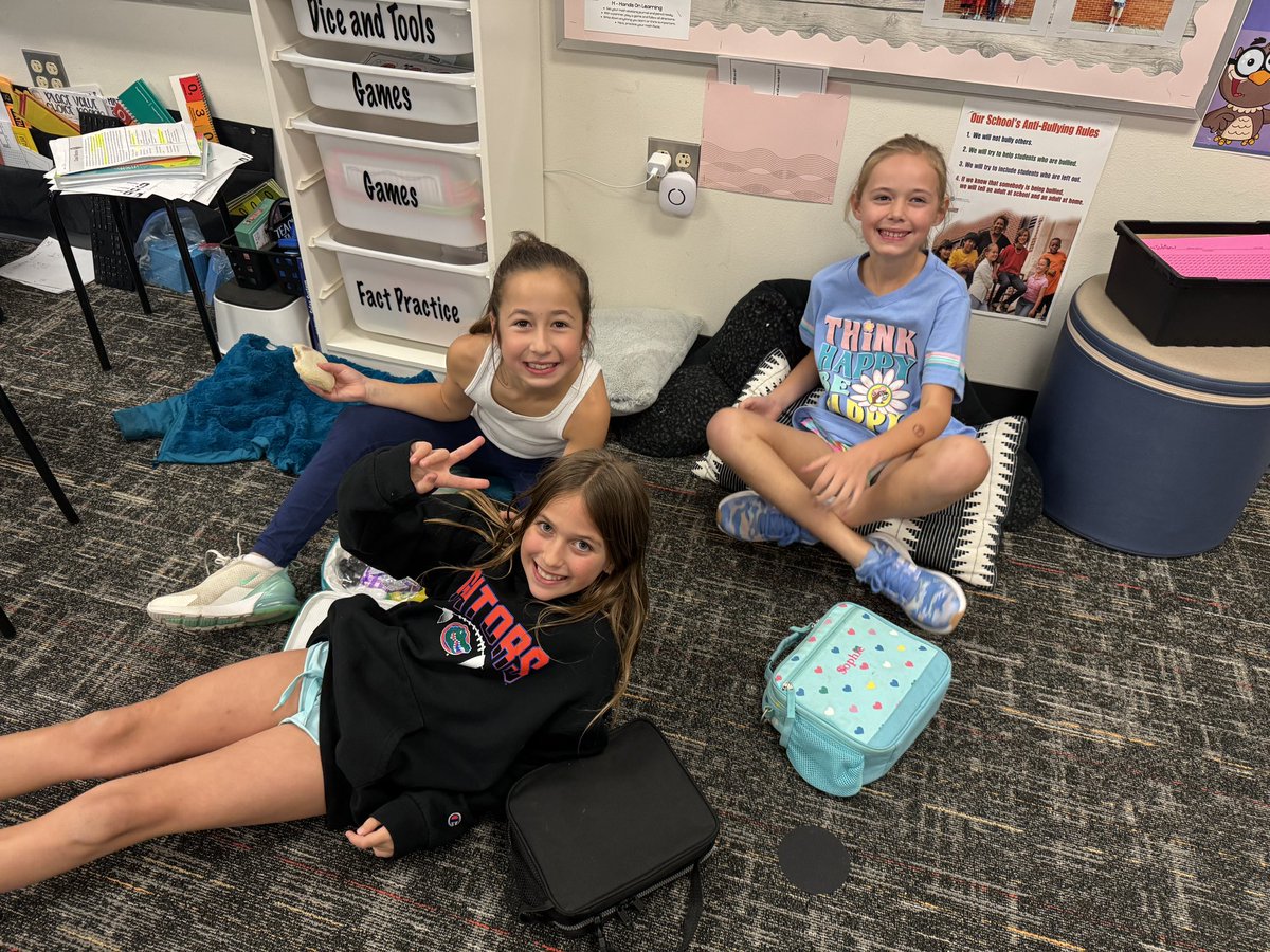 MrsSanchezTeach's tweet photo. I had lunch today with my 3rd grade class from last year.  This made my week!❤️
#pinkplacetobe https://t.co/FzZOUf6xam
