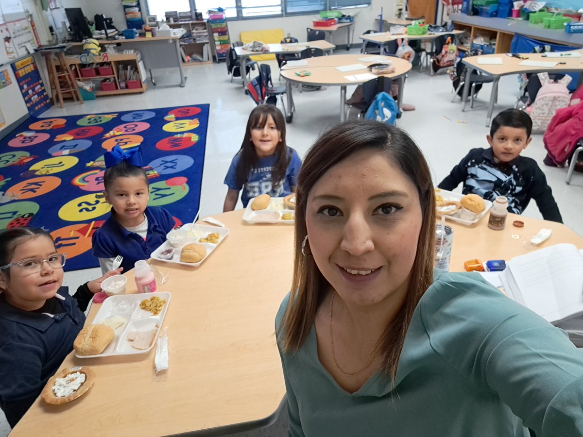 Having a great Thanksgiving lunch with my students. 🍽🥧Kinder 23-24 #RobertRRojas