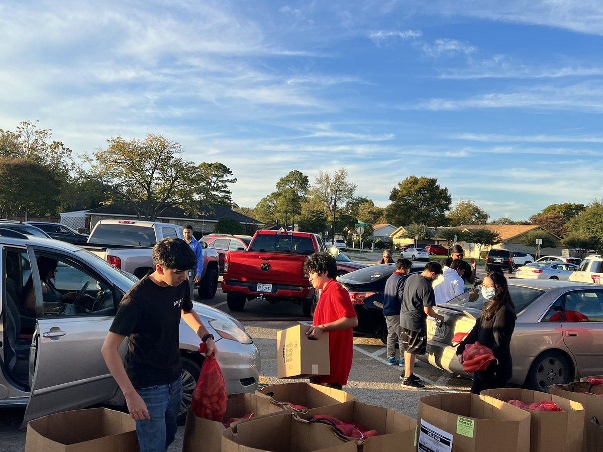 Another successful food bank distribution @OBanion_Bisons! Families are stocked up for the break! 🙌🧡💙🦬#givingback