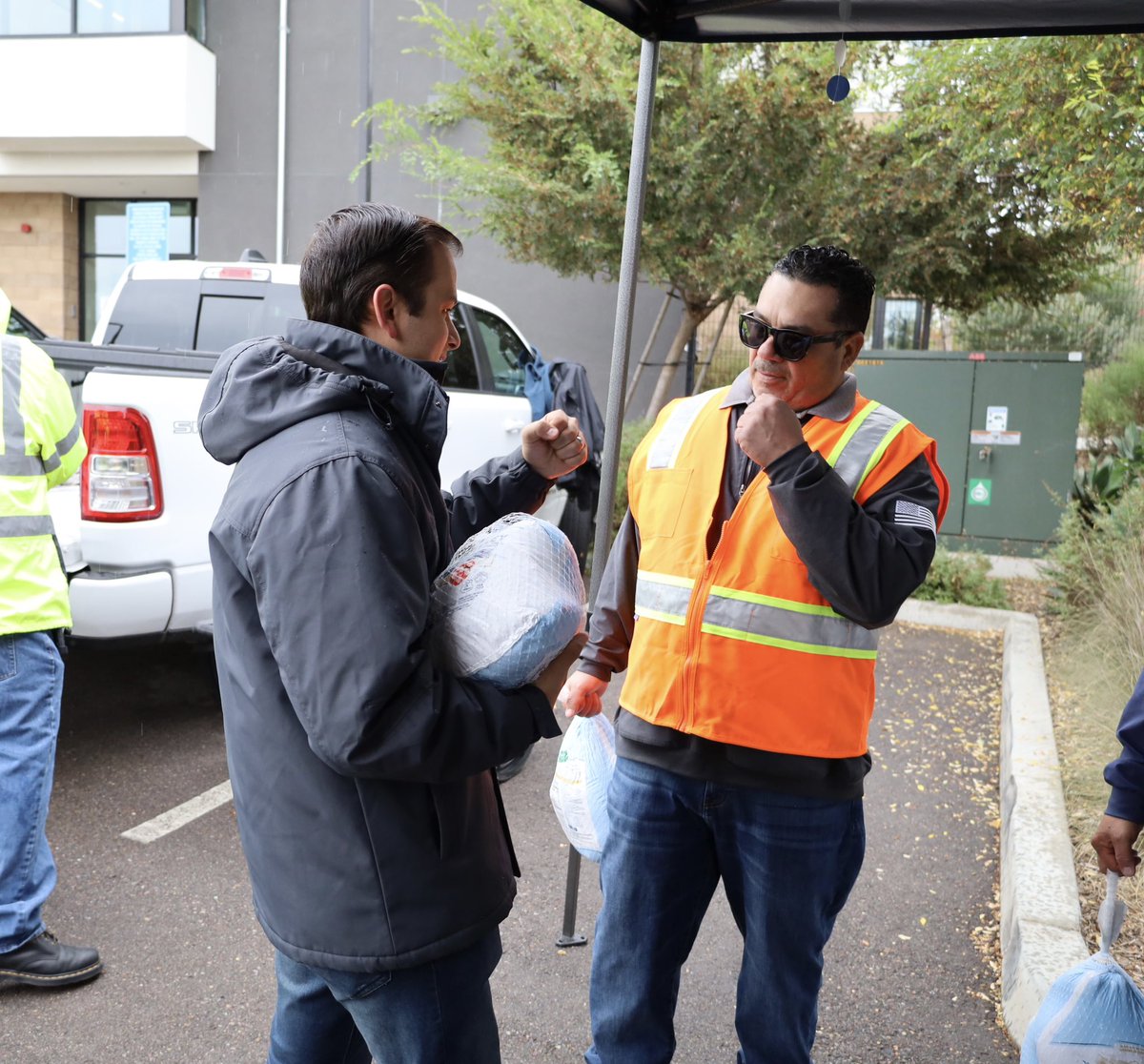 CMRaulCampillo's tweet photo. It was great to be in the community today with my team and Carpenters Local 619 participating in a turkey giveaway hosted by Bayside Community Center. Thanksgiving is all about caring for each other. All received a turkey, pie, and fresh produce. https://t.co/pr7N9UhIj9